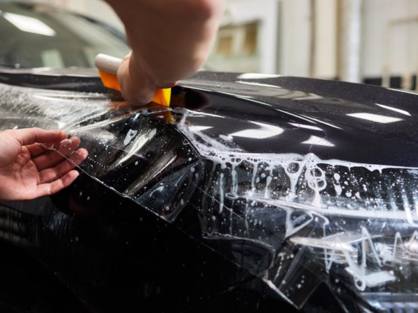 Folia ochronna PPF na samochód: Jak zadbać o lakier i zachować doskonały wygląd?