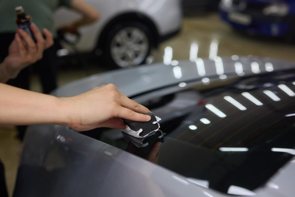 Decydując się na powłokę ceramiczną, możesz spodziewać się nie tylko znacznej poprawy odporności lakieru na uszkodzenia, ale też fantastycznego wyglądu Twojego samochodu przez długie lata