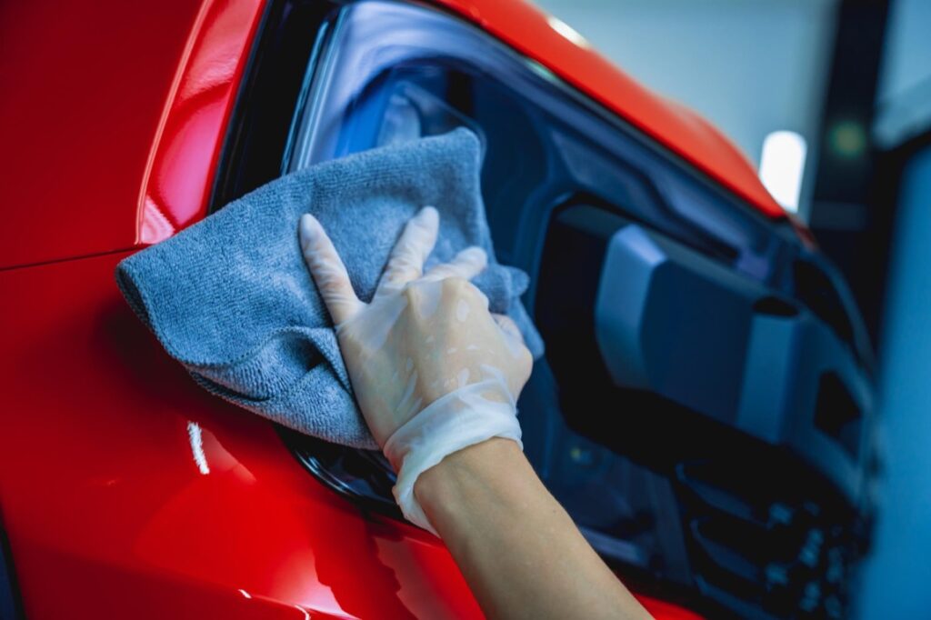 Decyzja o samodzielnym wykonaniu auto-detailingu czy skorzystaniu z usług profesjonalistów często sprowadza się do analizy kosztów i możliwych efektów