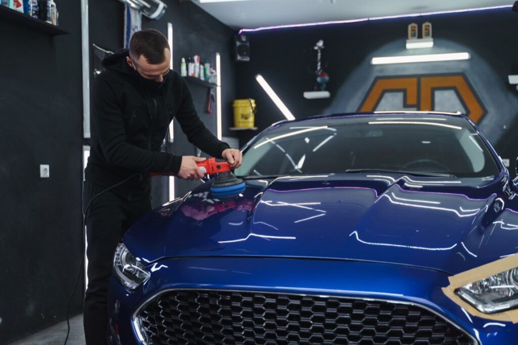 Polerowanie lakieru to nie tylko kwestia estetyki. Regularne dbanie o stan powierzchni lakieru ma również wpływ na ochronę przed korozją oraz zwiększa wartość samochodu na rynku wtórnym